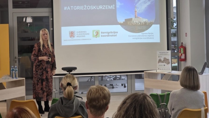 Kurzemes remigrācijas koordinatore vada prezentāciju par atgriešanās iespējām Kurzemē pasākuma dalībniekiem