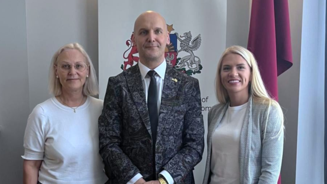  Diasporas tikšanās Londonā – kopīgā foto Rīgas plānošanas reģiona remigrācijas koordinatore, Latvijas vēstnieks Apvienotajā Karalistē un Zemgales plānošanas reģiona remigrācijas koordinatore