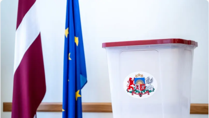 Attēls ar Latvijas un Eiropas Savienības karogu un vēlēšanu biļetenu urna.