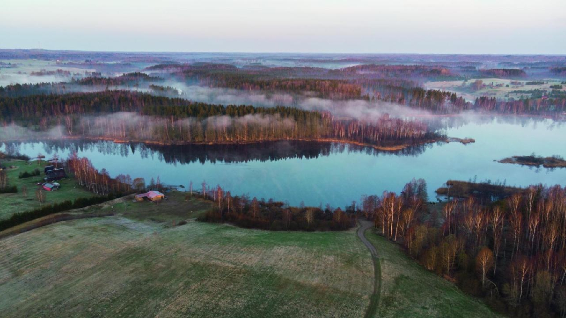 Miglains skats uz Vecpiebalgas mežiem, ūdeņiem no putna lidojuma.