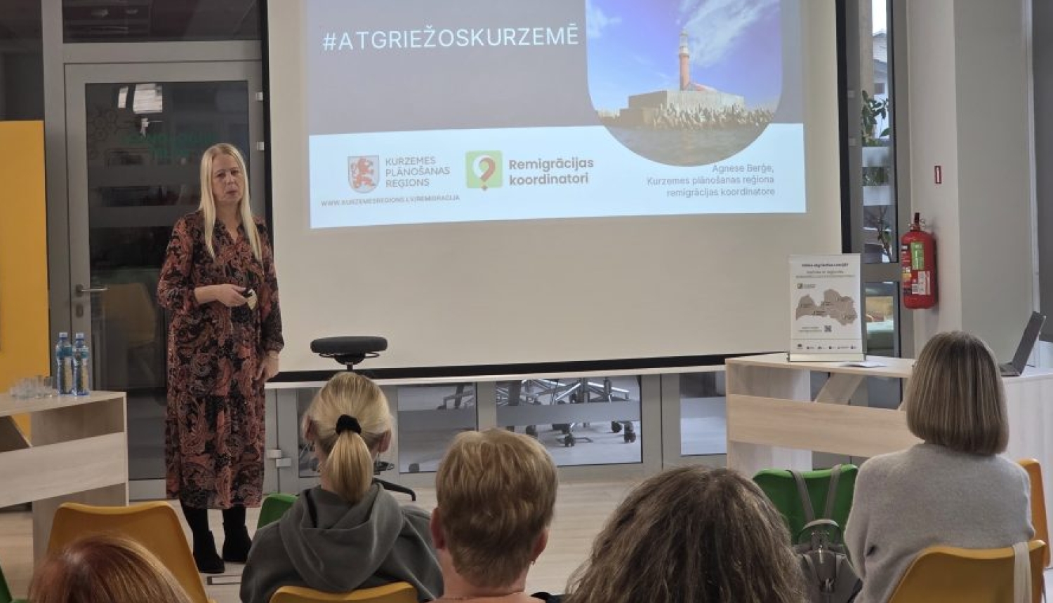 Kurzemes remigrācijas koordinatore vada prezentāciju par atgriešanās iespējām Kurzemē pasākuma dalībniekiem