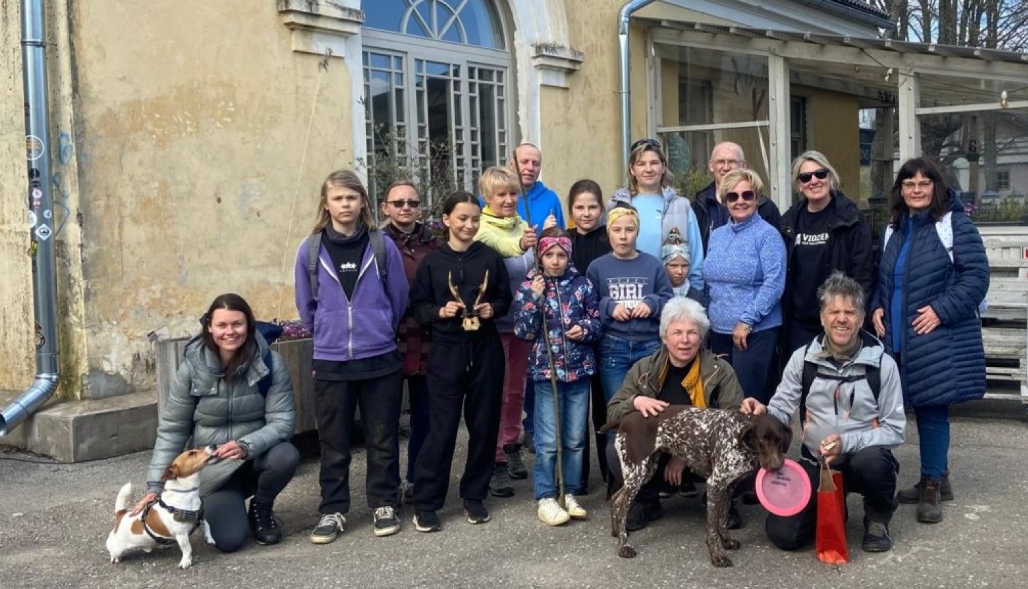 Remigrantu pasākuma “Manas mājas Vidzemē” Mātes dienas pārgājiena dalībnieku kopbilde Ērgļos kopā ar Māri Olti.