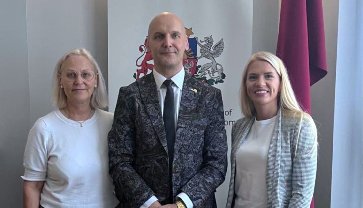  Diasporas tikšanās Londonā – kopīgā foto Rīgas plānošanas reģiona remigrācijas koordinatore, Latvijas vēstnieks Apvienotajā Karalistē un Zemgales plānošanas reģiona remigrācijas koordinatore
